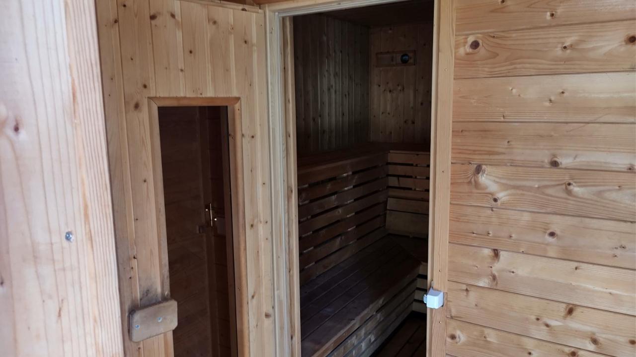 Grosse Wohnung / Haushaelfte In Peetzig Am See Angermunde Bagian luar foto